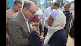 محافظ المنيا يوجه بتوفير سماعة طبية لمزارع مسن بكفر خزام (6)