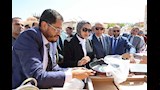 محافظ الوادي الجديد تتابع 4 ملفات خدمية وتسلّم أجهزة لـ 50 عروساً بالداخلة