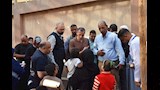 محافظ أسوان يتفقد القافلة الطبية المجانية لمجلس الوزراء (6)