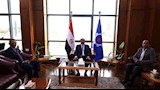 المحافظ ونقيب الصجفيين والسكرتير العام 