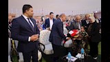 طفلة تهدي باقة ورود في علم مصر ورد لمحافظ السيوس 