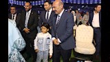 محافظ السويس يلتقط صور تذكارية مع الاطفال 