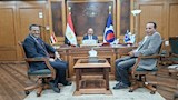 محافظ خلال لقاءه نقيب الصحفيين وسكرتير النقابة 