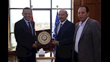 اللواء رشاد يهدي درع السويس لنقابة الصحفيين 