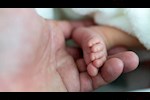 أسباب تعرق القدمين عند حديثي الولادة.. هل تشير إلى مشكلة خطيرة؟
