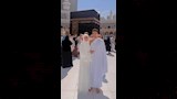 حودة يؤدي مناسك العمرةمع زوجته