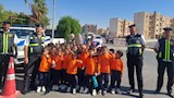 أطفال مدرسة بجنوب سيناء يوزعون وجبات وورودًا على رجال الشرطة وعمال النظافة -صور
