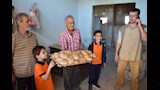 الاطفال بالمخبز 