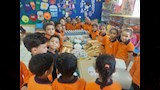 الأطفال يعدون الوجبات 