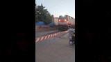 القطار بتوقف قبل المزلقان بامتار قليلة
