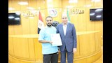 محافظ المنيا يسلّم عقود إشغال محلات أرض المولد لدعم المواطنين (5)