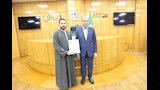 محافظ المنيا يسلّم عقود إشغال محلات أرض المولد لدعم المواطنين (6)