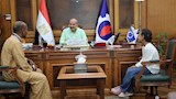 بعد لقائهما.. محافظ السويس يوجه بسرعة بحث مطالب أب وابنته من ذوي الهمم - صور