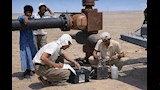 أعمال حفر الابار قديما في الواحات عن طريق التعمير