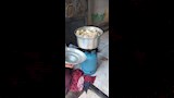 هياكل الدجاج طعاما للقطط