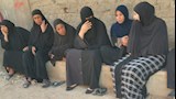 الأهالي ينتظرون تشييع جثامين ضحايا حادث الطريق الأوسطي (2)