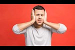 انسداد الأذن دون نزلة برد.. طبيب يوضح الأسباب وطرق العلاج