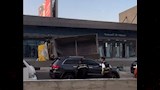 تفاصيل انقلاب تريلا بعد اصطدامها بمحطة الأتوبيس الترددي بالدائري | صور 