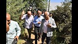 محافظ أسيوط يتفقد حصاد الذهب الأحمر بقرية بويط (1)