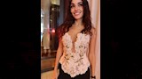 هاندا أرتشيل بفستان بقصة جريئة