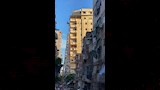 بدء إزالة عقار أمبروزو المائل في الإسكندرية (3)