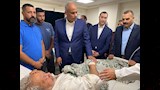 المحافظ يطمأن عن احد المصابين