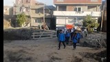 طلاب الصفاصيف يصلون معهدهم عبر الممشى الترابي بدلا من ماسورة الكهرباء (3)
