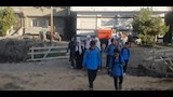 طلاب الصفاصيف يصلون معهدهم عبر الممشى الترابي بدلا من ماسورة الكهرباء (5)