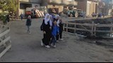 بالصور- طلاب الصفاصيف يصلون معهدهم عبر الممشى الترابي بدلا من ماسورة الكهرباء