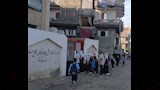 طلاب الصفاصيف يصلون معهدهم عبر الممشى الترابي بدلا من ماسورة الكهرباء (8)