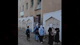 طلاب الصفاصيف يصلون معهدهم عبر الممشى الترابي بدلا من ماسورة الكهرباء (11)