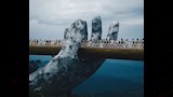 10 صور لـ أغرب جسر في العالم؟ يدان عملاقتان تحملان طريقًا