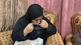 شقيقة المجني عليه تقبل صورته