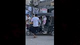 توزيع الأعلام على سائقي التكاتك