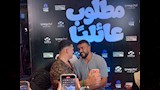أحمد العوضي يلتقط الصور التذكارية مع جمهوره (3)