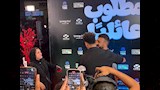 أحمد العوضي يلتقط الصور التذكارية مع جمهوره (2)