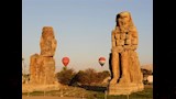 تمثالا ممنون والبالون الطائر
