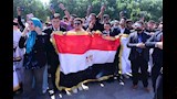 الطلاب يرفعون علم مصر خلال المسيرة