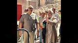 محافظ الإسكندرية مع قاطني العقارين المائلين (5)