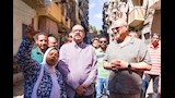 محافظ الإسكندرية مع قاطني العقارين المائلين (6)