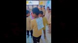 التلميذ يضع علم اسرائيب فى المسرحية