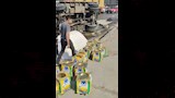 إصابة سائق في انقلاب سيارة نقل أمام موقف دمنهور (2)