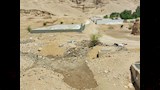 البيوت متناثرة بالقرب من الجبل