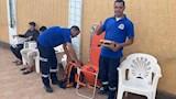 المسعف ومعه الجهاز 