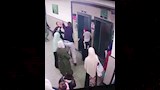 لحظة اعتداء الطبيب على الشاب أمام المصعد