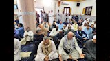 المصلون يؤدون صلاة الجمعة 