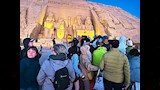 السياح أمام واجهة معبد أبو سمبل
