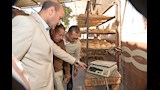 محافظ أسيوط يقود جولة مفاجئة على المخابز ومستودع البوتاجاز ويؤكد لا تهاون مع التلاعب في ال ( (15)