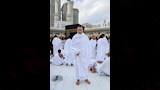 عصام الحضري يؤدي مناسك العمرة 