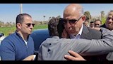 شاب يحتضن محافظ المنيا عقب الاستجابة لشكوته